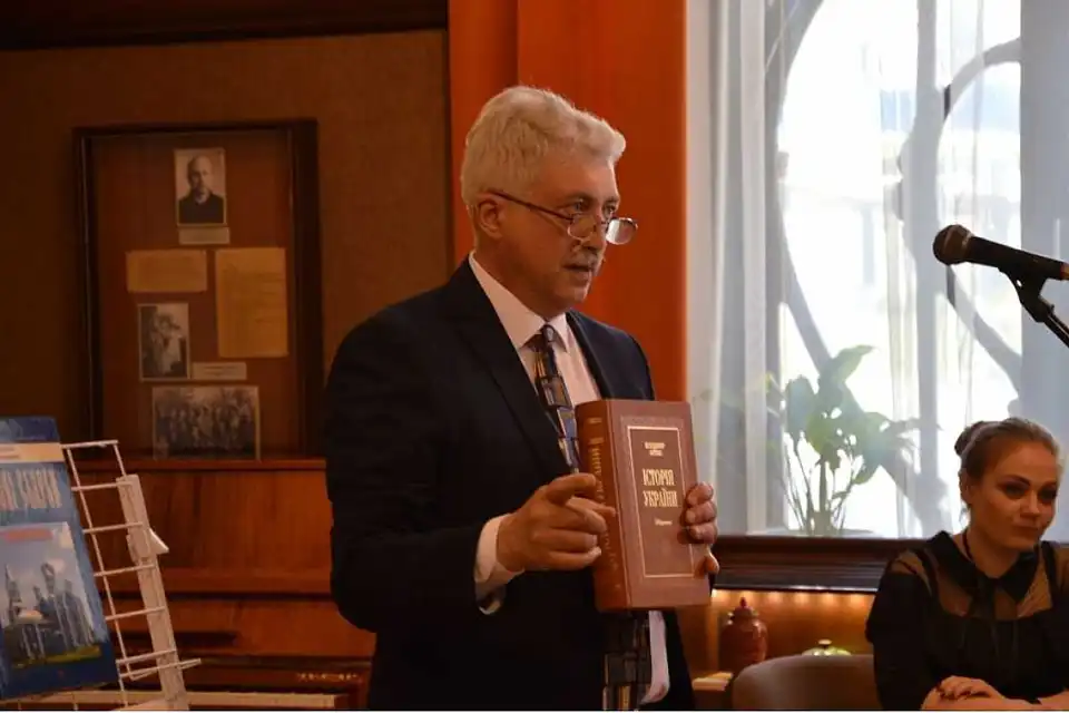 Кропивницький: на благодійному книжковому аукціоні зібрали близько 3,5 тис. грн (ФОТО)