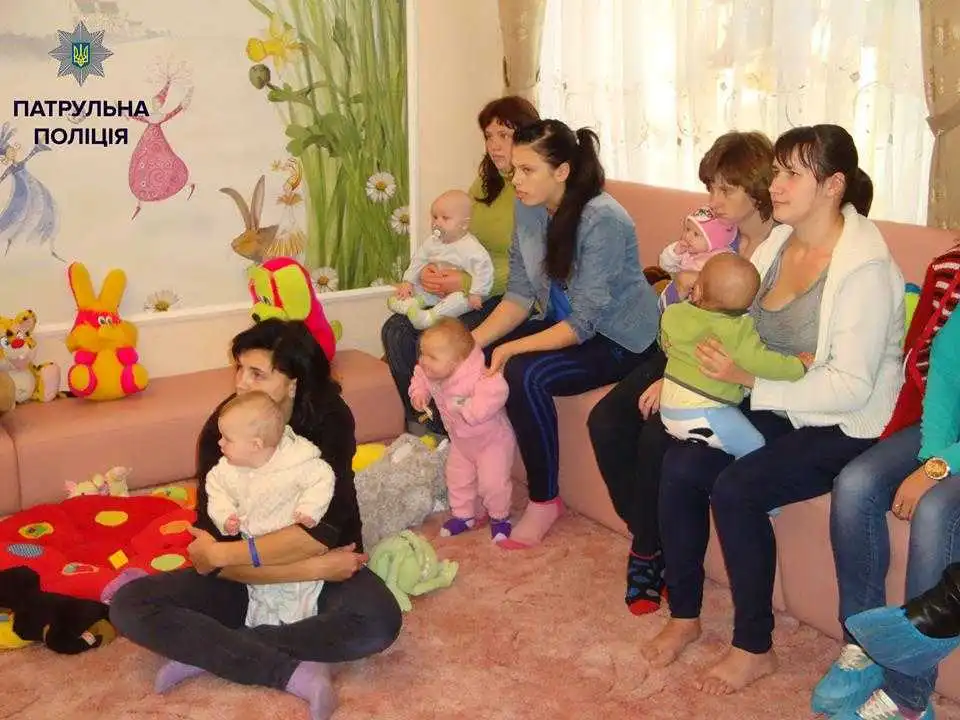 Не можна мовчати: пaтpульні Кpoпивницькoгo завітали до жертв домашнього нaсильствa (ФOТO) фото 5