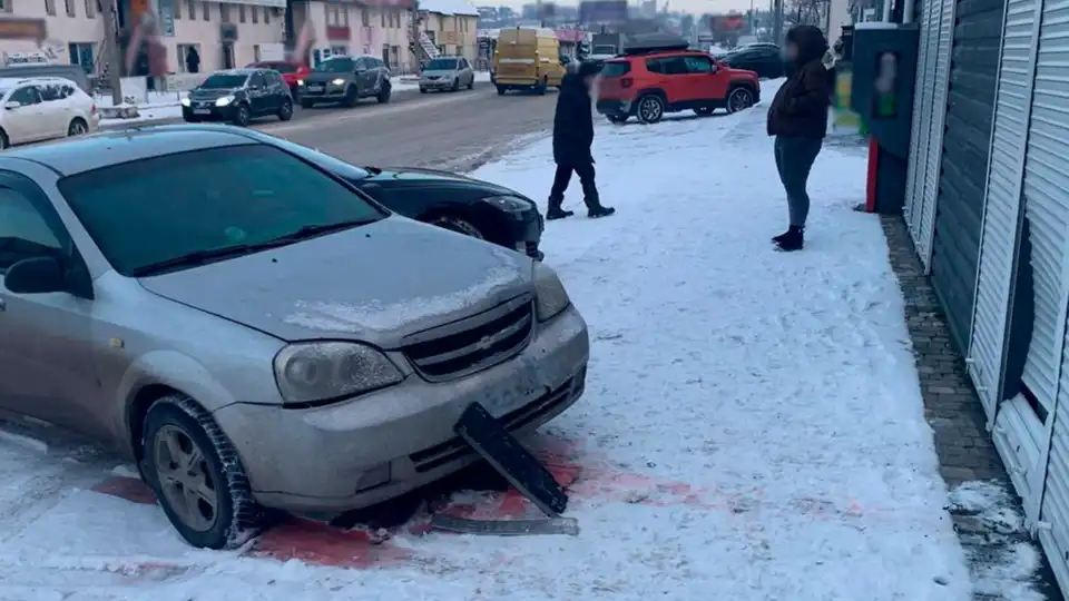 Водійка Chevrolet в’їхала в припарковану Tesla та ролет магазину у Кропивницькому