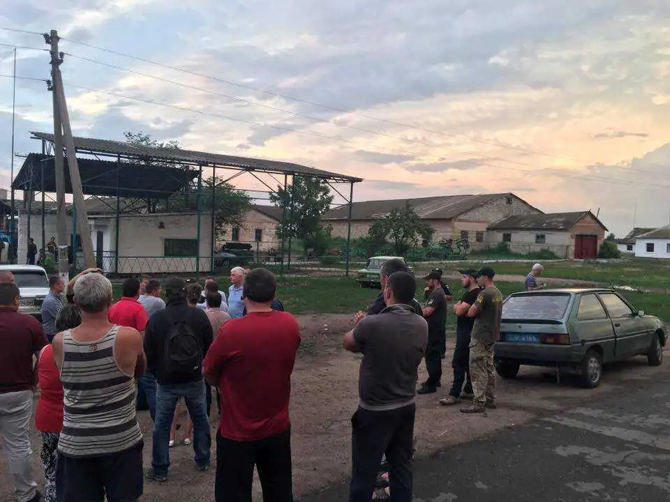 Озброєні молодики на БТРах захопили господарство на Кіровоградщині, – ЗМІ (ФОТО)