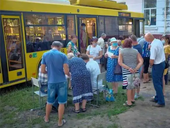 У Кропивницькому триває вакцинація в автобусах, щепили понад 200 людей (ФОТО)