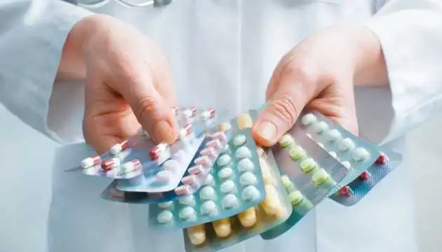 Українців попереджають про шахраїв, які продають незареєстровані препарати фото 1