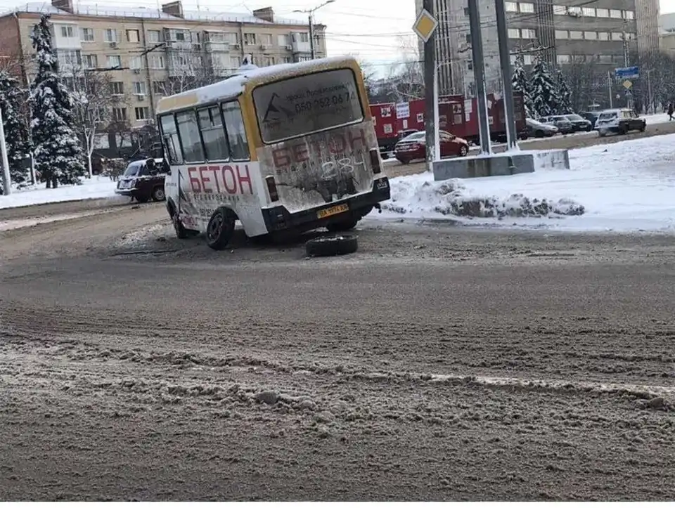 У центрі Кропивницького в маршрутки на ходу відпали задні колеса (ФОТО)