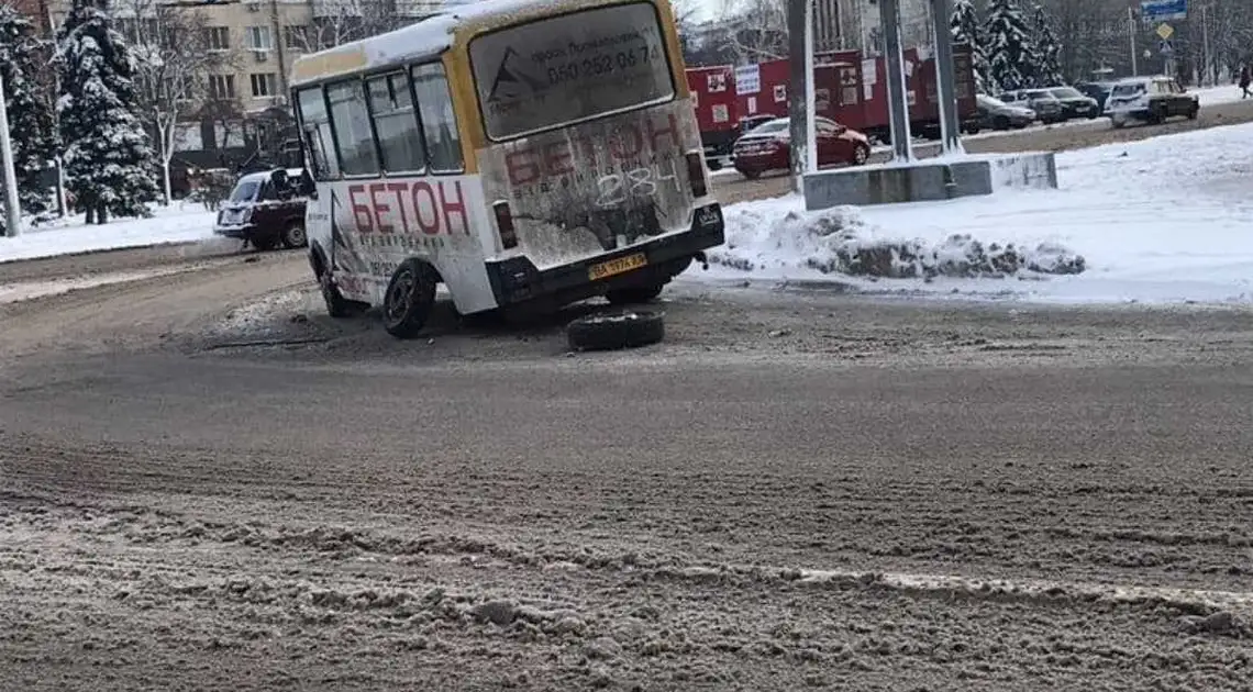 У центрі Кропивницького в маршрутки на ходу відпали задні колеса (ФОТО) фото 1