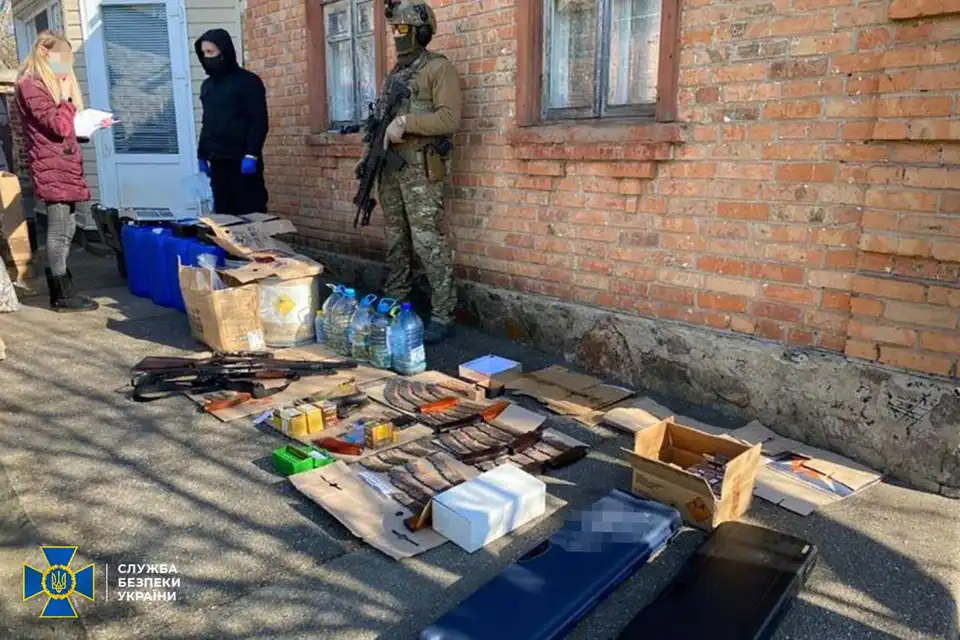 Жителя Кіровоградщини підозрюють в продажі вибухівок через інтернет