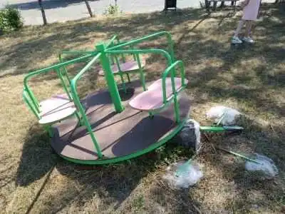 На Кіровоградщині вандали зруйнували дитячий майданчик та клумбу (ФОТО)