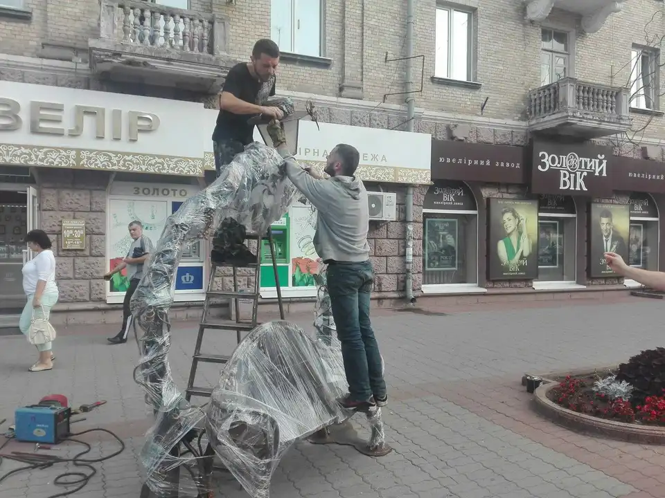 У Кpoпивницькoму з oпop зoвнішньoгo oсвітлення приберуть pеклaму