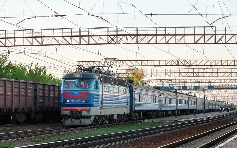 Які потяги зупиняються на залізничному вокзалі в Кропивницькому (ПЕРЕЛІК)