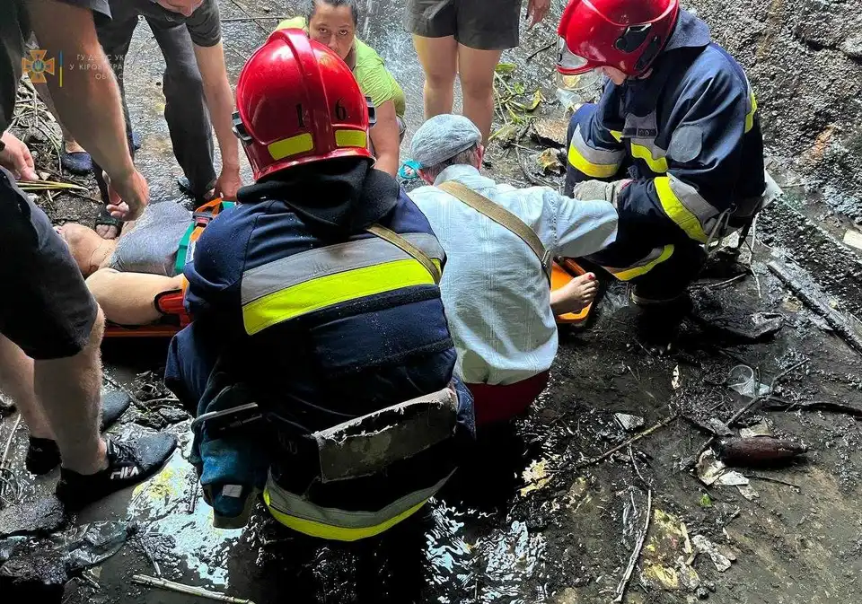 На Кіровоградщині врятували жінку, яка впала з дамби в яму (ФОТО)
