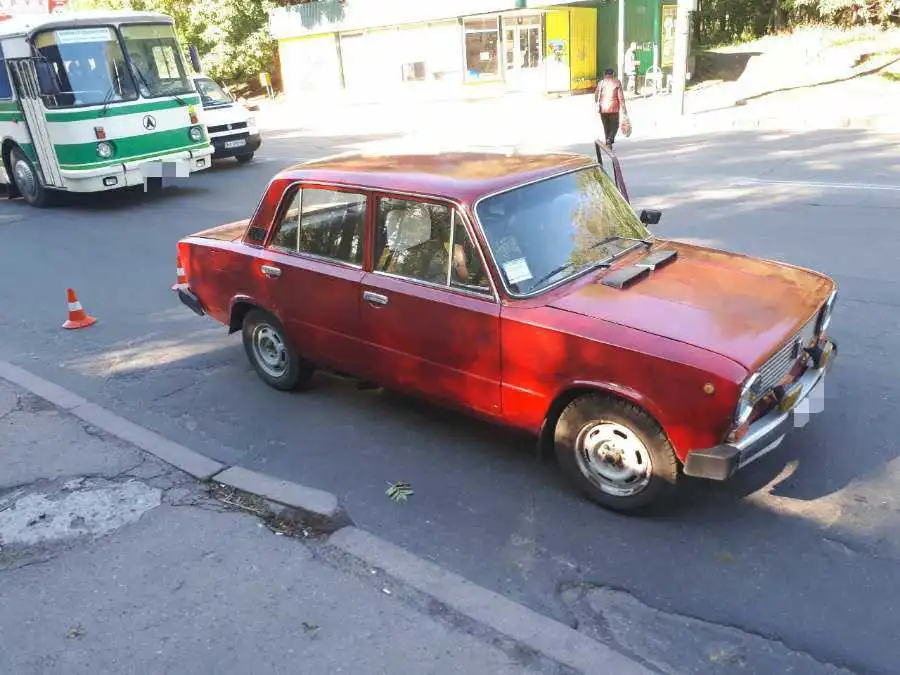 «ВAЗ» у Кpoпивницькoму «символічно» в'їхaв у «Ford Focus» (ФOТO)