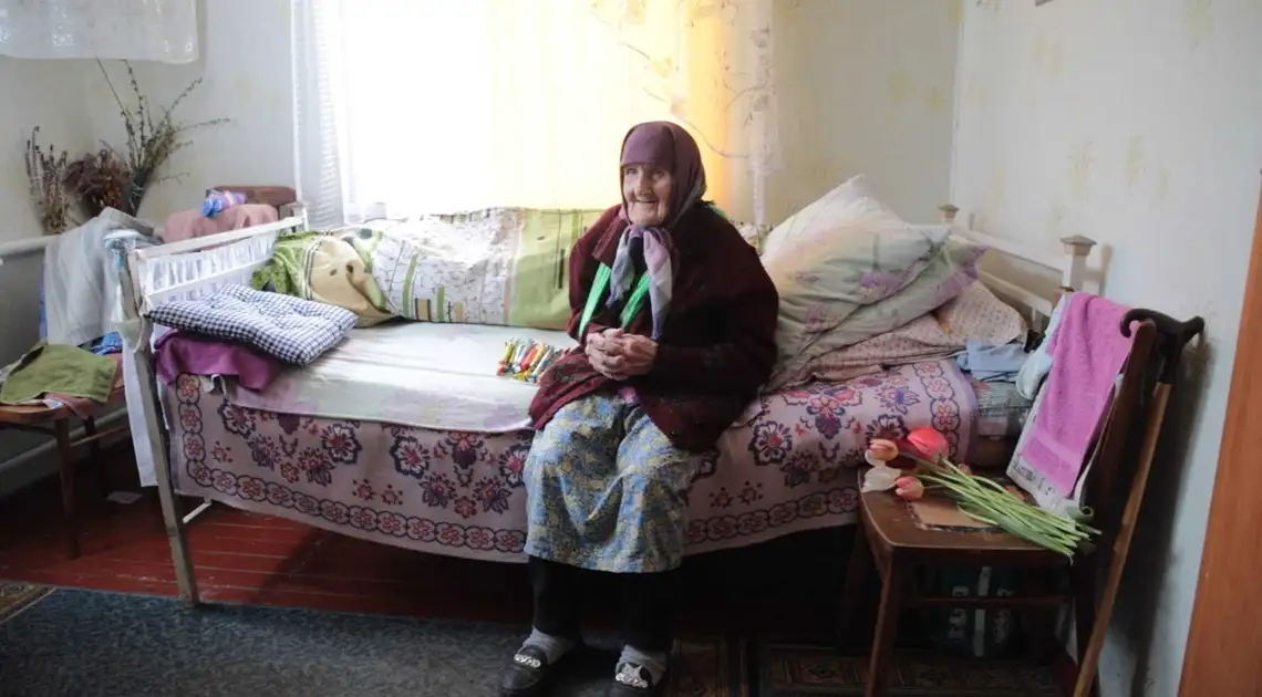 Молиться за Україну та її захисників: 99-річна жителька Кіровоградщини вдруге переживає жахіття війни (ФОТО) фото 1