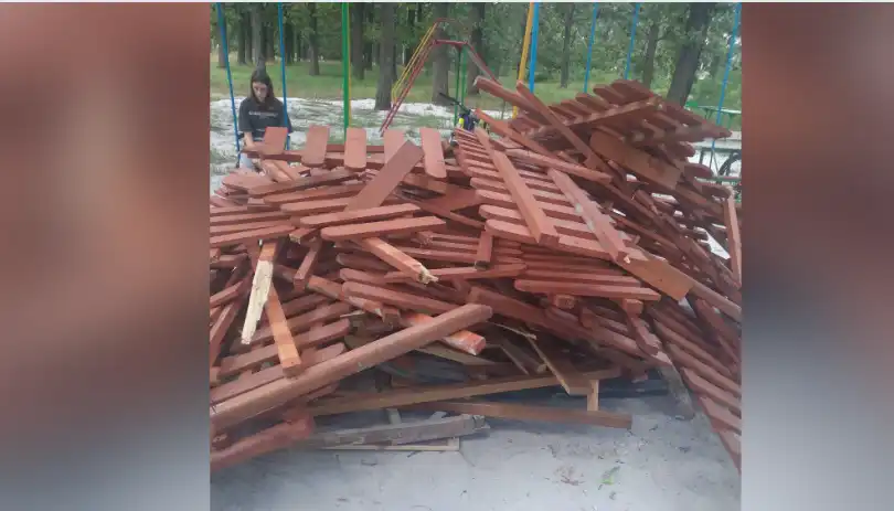 дитячий майданчик