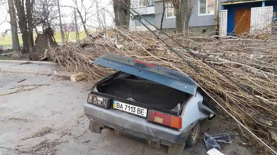 У Кропивницькому розповіли, якого лиха накоїв ураганний вітер (ФОТО) фото 1