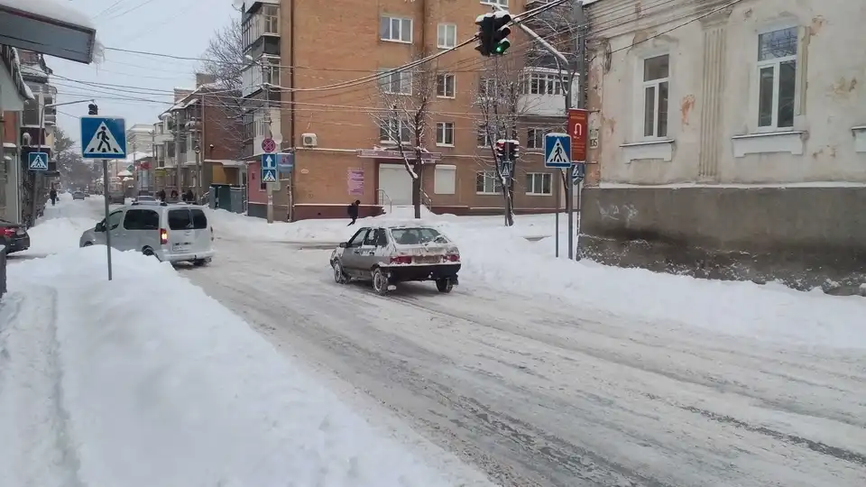 Кропивницький у сніговому полоні: засніжені дороги та нечищені тротуари (ФОТО) фото 1