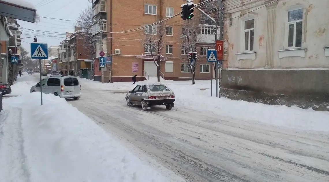 Кропивницький у сніговому полоні: засніжені дороги та нечищені тротуари (ФОТО) фото 1