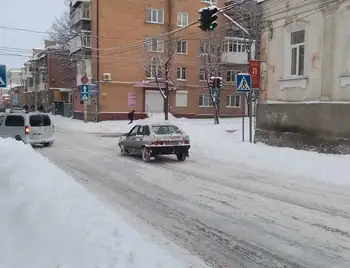 Кропивницький у сніговому полоні: засніжені дороги та нечищені тротуари (ФОТО) фото 1