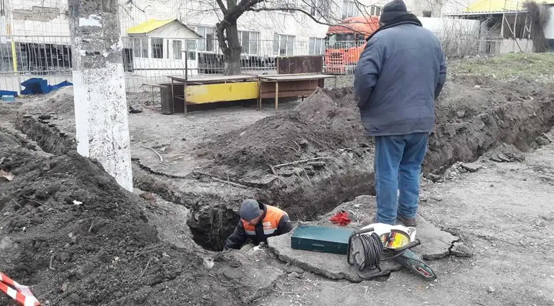 У Кропивницькому працівники залізниці незаконно підрили тролейбусну опору (ФОТО) фото 1