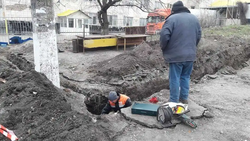 У Кропивницькому працівники залізниці незаконно підрили тролейбусну опору (ФОТО)