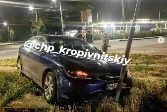 У Кропивницькому п’яний водій в’їхав у світлофор (ФОТО)