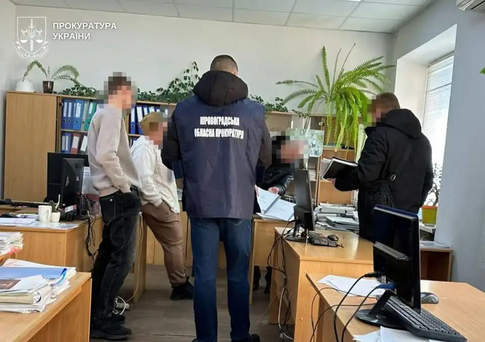 Посадовців Кіровоградської ОВА підозрюють у привласненні бюджетних грошей