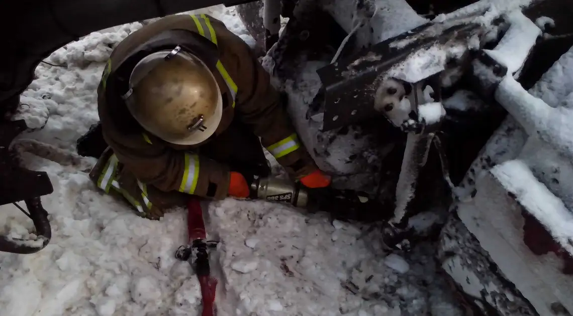 Зі сніжного полону на Кіровоградщині звільнили дев'ять автівок (ФОТО) фото 1