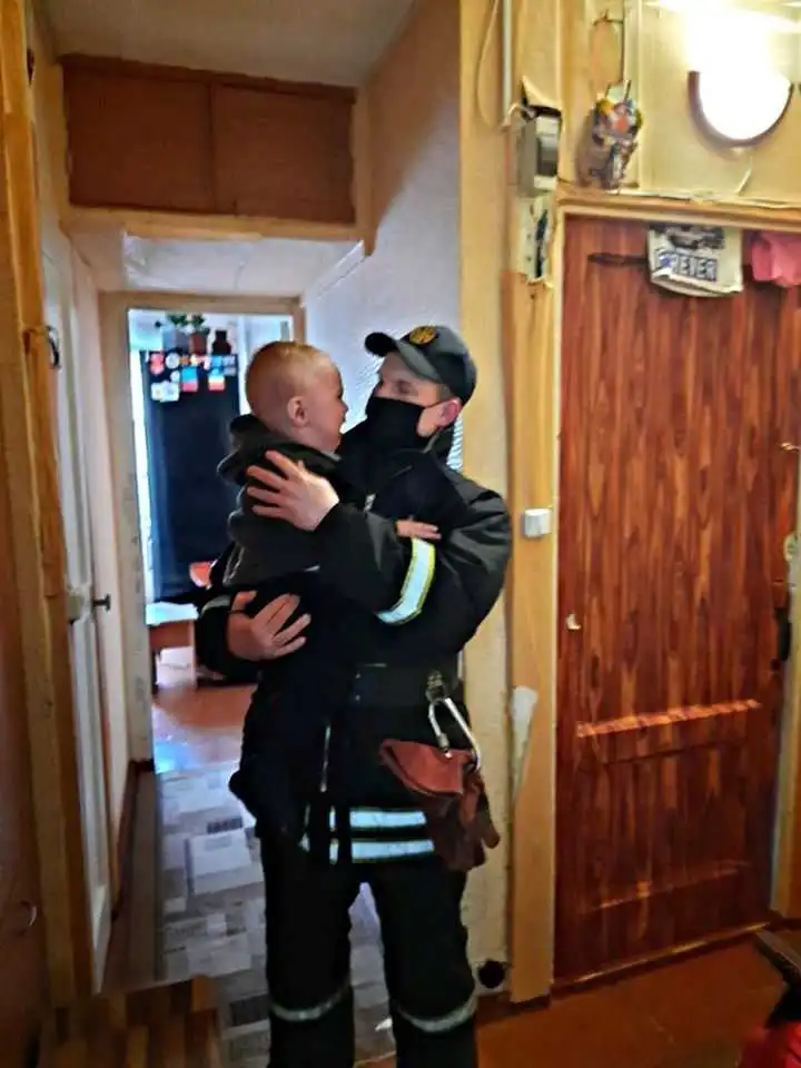 У Кpопивницькому вpятували двоpічну дитину, яка залишилися сама у кваpтиpі (ФОТО)