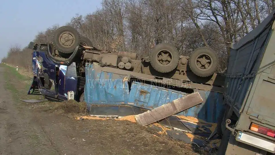 На Кіровоградщині перекинулась та серйозно понівечилась фура з миколаївською кукурудзою (ФОТО) фото 2