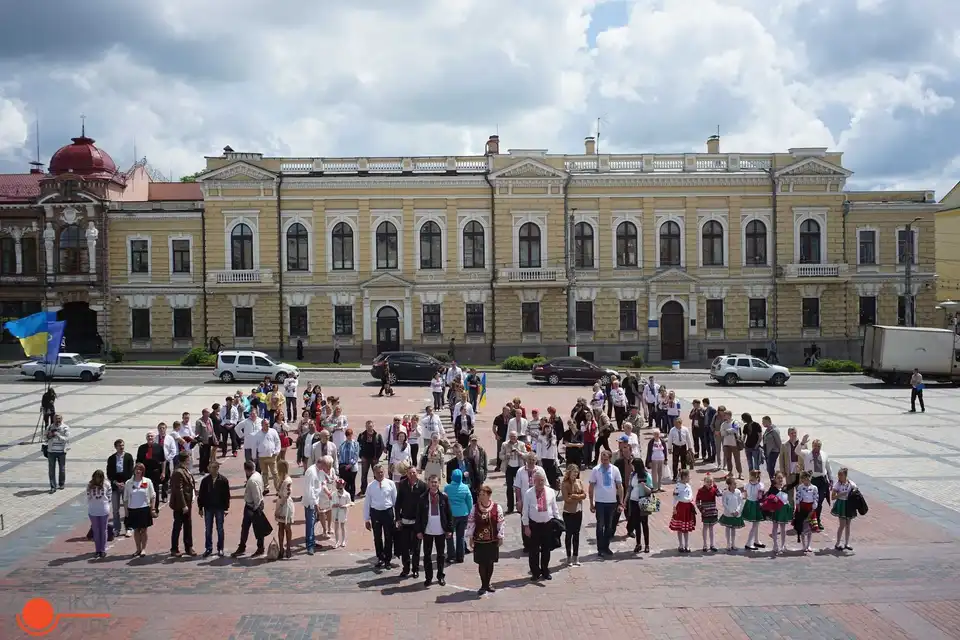 Патріотичний флешмоб: кіровоградці у вишиванках утворили на центральній площі велетенський тризуб (ФОТОФАКТ) фото 4