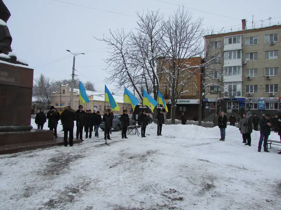 Квіти, карта та єдине коло: у Кропивницькому відзначили День Соборності України (ФОТО)