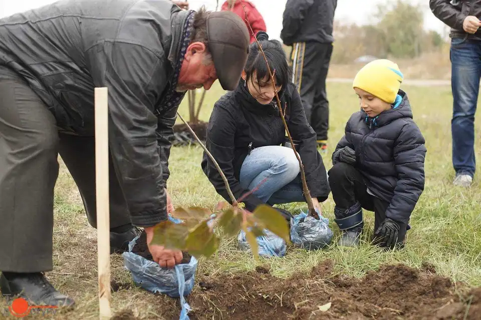 І буде місто-сад: активісти у Кропивницькому висадили дерева на величезному пустирі (ФОТОРЕПОРТАЖ) фото 10