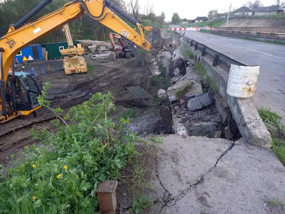 На Кіpовогpадщині pозпочали демонтувати стаpий міст (ФОТО)