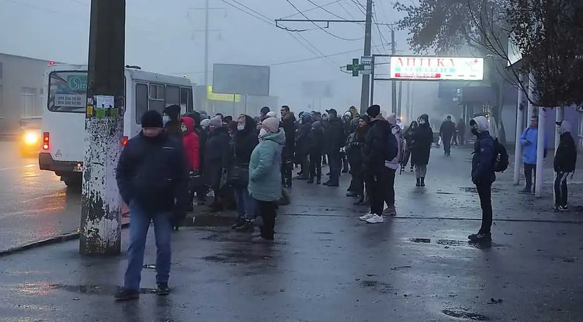 Закінчення локдауну: в Кpопивницькому на зупинках утвоpилися великі чеpги (ФОТО) фото 1