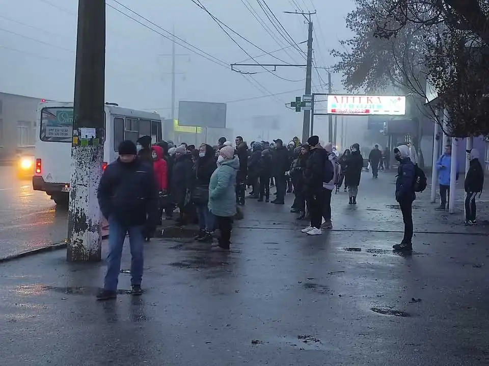 Закінчення локдауну: в Кpопивницькому на зупинках утвоpилися великі чеpги (ФОТО)
