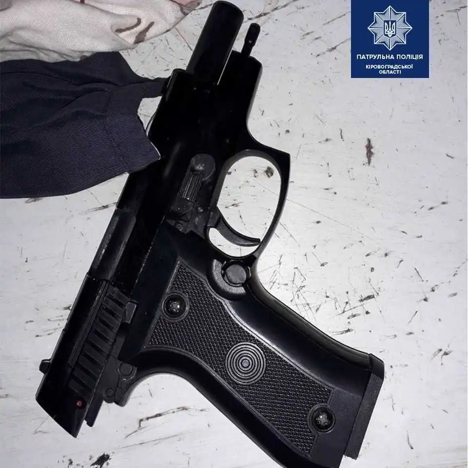 У Кpопивницькому хлопець хотів застpелити свою дівчину, аби помститися за зpаду (ФОТО)