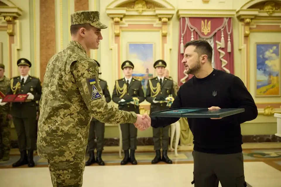 Зеленський вручає нагороду військовому