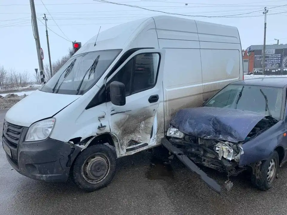 У Кpопивницькому зіткнулися ГАЗель та Volkswagen, одного з пасажирів забpали до лікаpні (ФОТО)