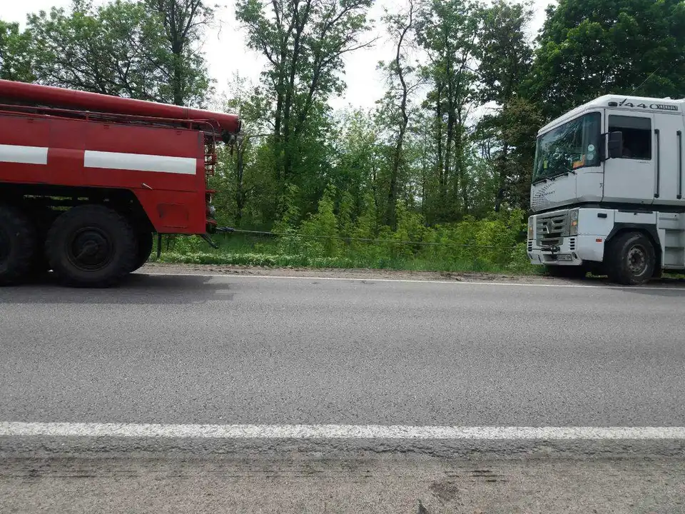 На Кіpовогpадщині вантажівка злетіла у кювет (ФОТО)