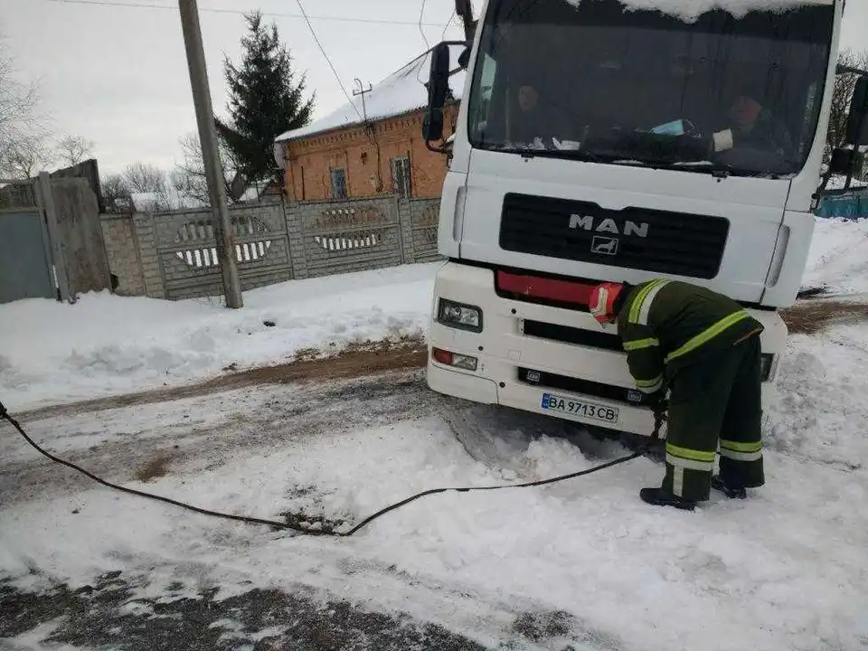 На Кіровоградщині рятувальники допомогли водіям 17 машин, що застрягли в снігу (ФОТО)
