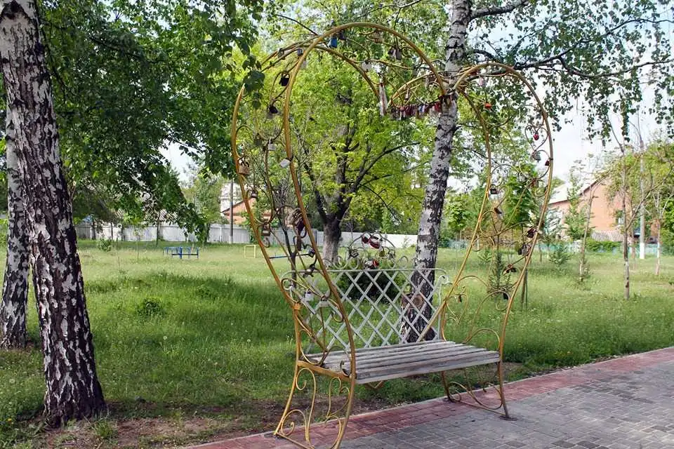У місті на Кіровоградщині біля ДРАЦСу встановили "лавку закоханих" (ФОТО)