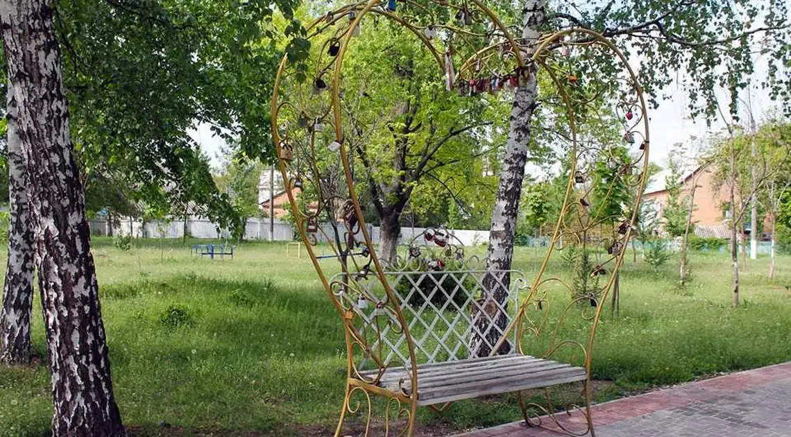 У місті на Кіровоградщині біля ДРАЦСу встановили "лавку закоханих" (ФОТО) фото 1