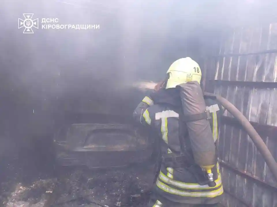 згоріло авто в гаражі