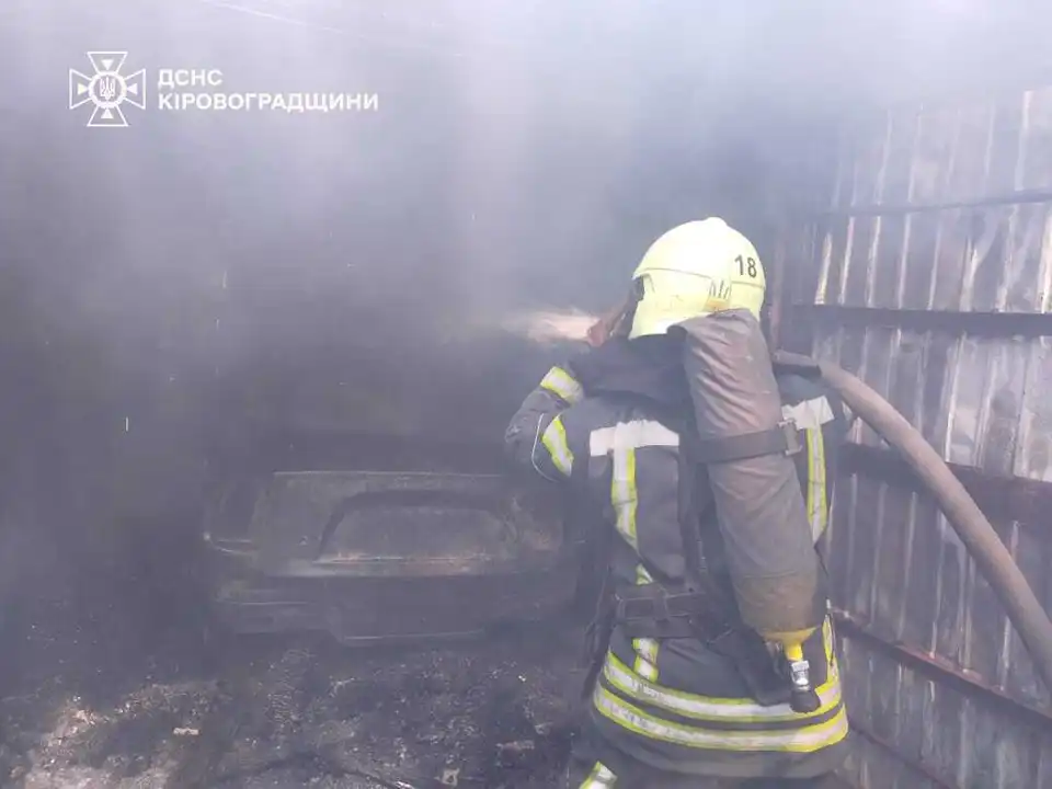 згоріло авто в гаражі