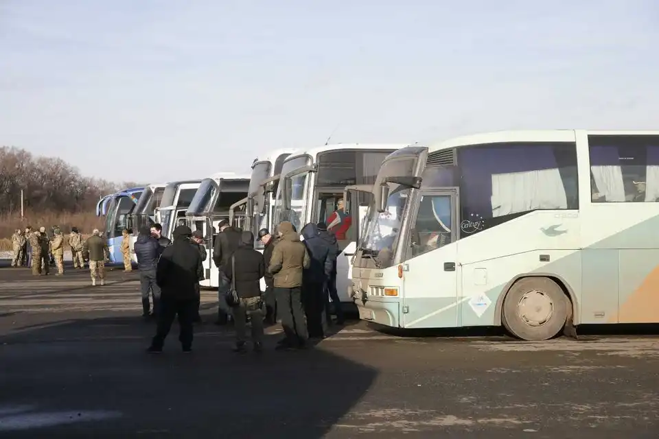 На Донбасі завершився обмін полоненими, додому повертаються 73 українця (ФОТО)