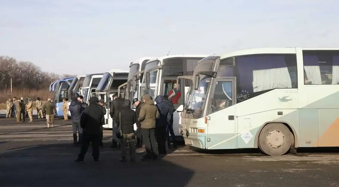 На Донбасі завершився обмін полоненими, додому повертаються 73 українця (ФОТО) фото 1