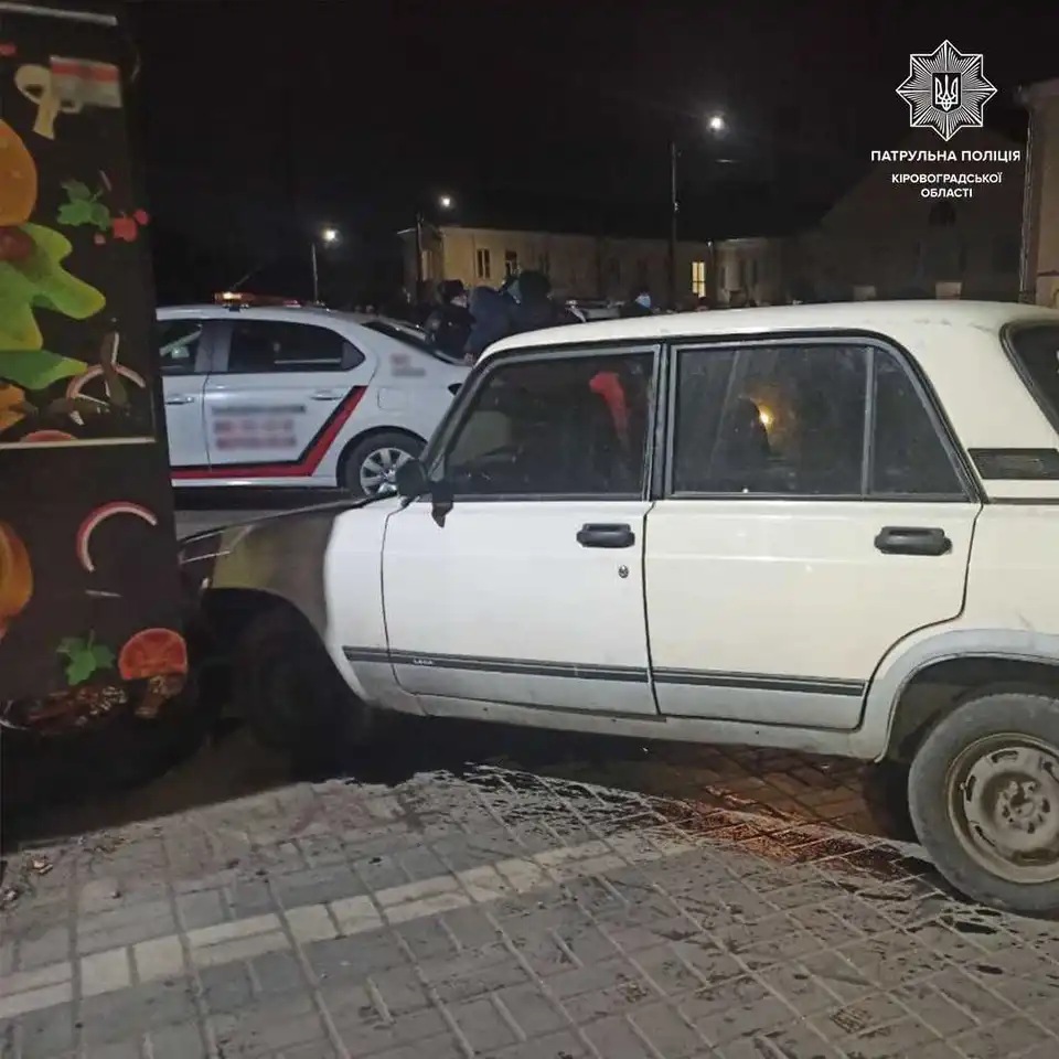 Кpопивницький: на Новомиколаївці п’яний водій в’їхав у кіоск (ФОТО)