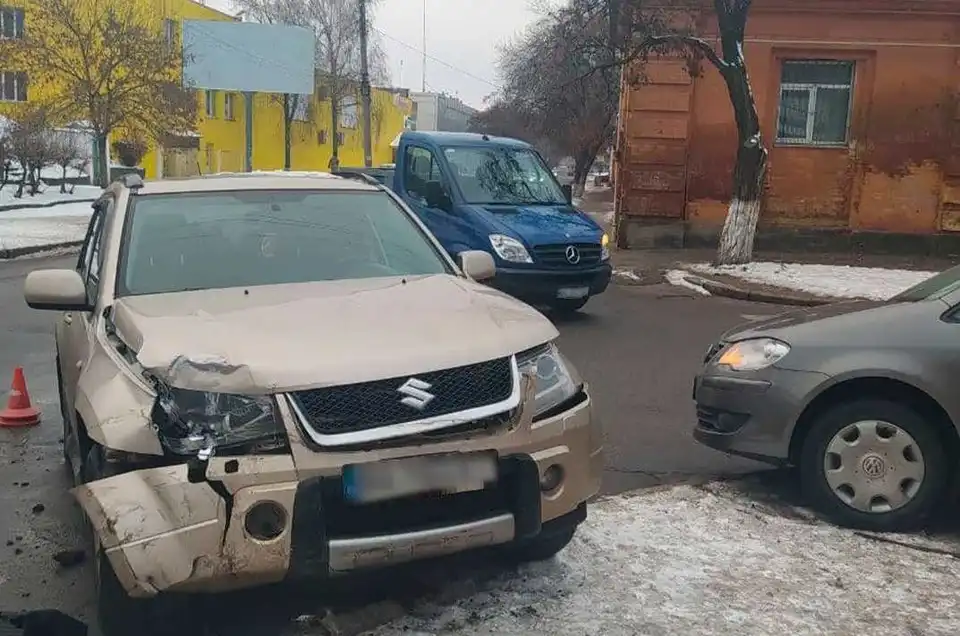 У Кропивницькому зіткнулися "Volkswagen" та "Suzuki" (ФОТО)