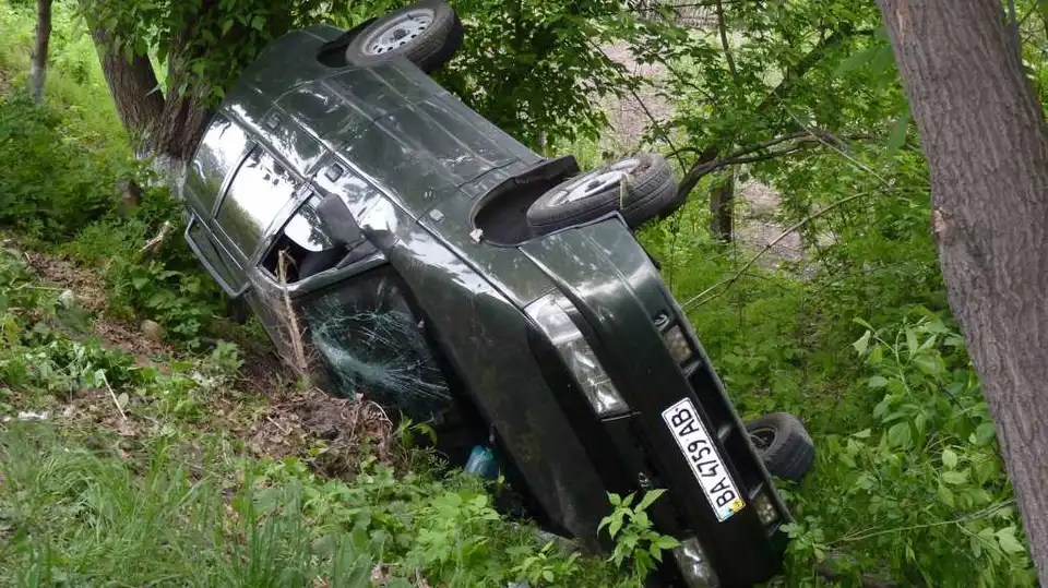 На Кіровоградщині впав у кювет і перекинувся ВАЗ зі священником за кермом (ФОТО)