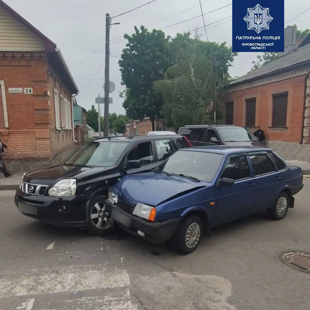 На перехресті в центрі Кропивницького не розминулися Nissan та ВАЗ (ФОТО) фото 1