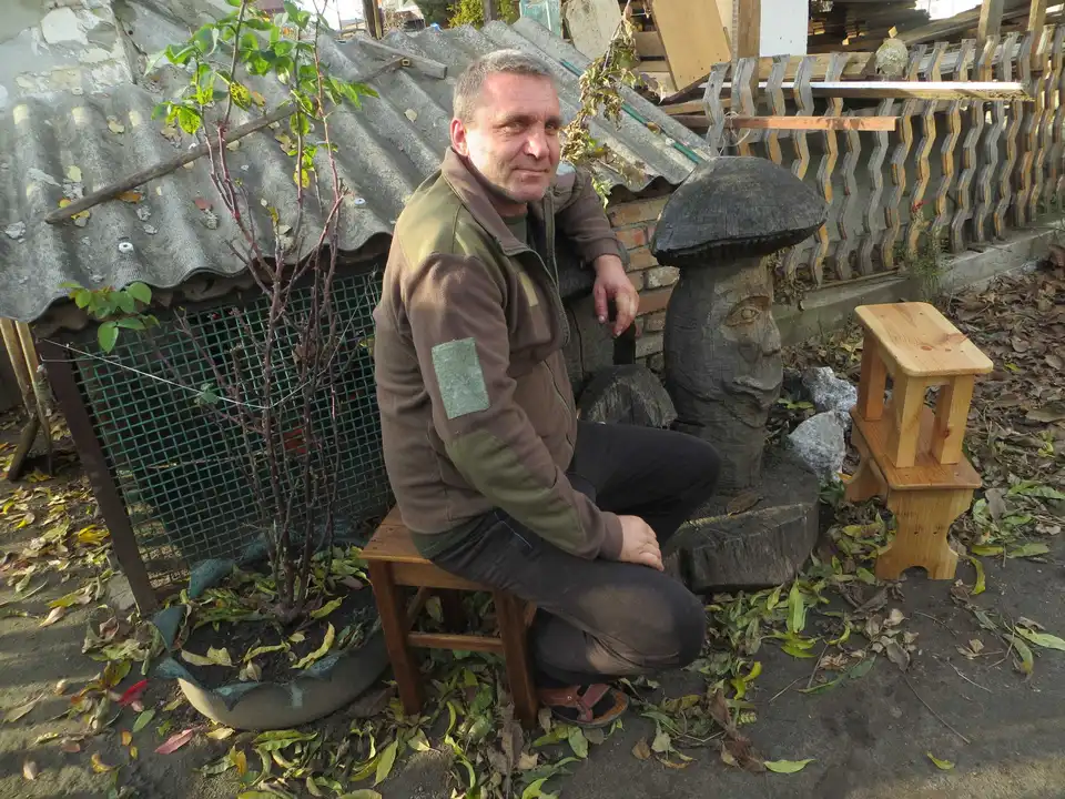 Ветеран-активіст із Новомиргорода: Я даю можливість дереву дарувати людям тепло й добро трохи довше