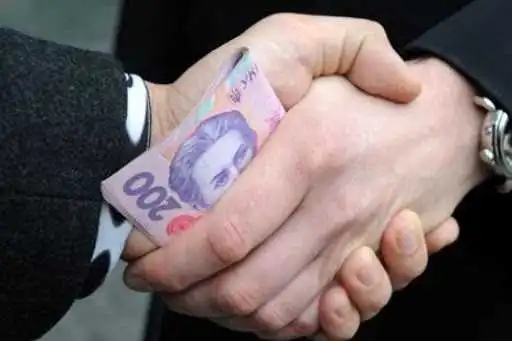 На Кіровоградщині обрали запобіжний захід держслужбовцю, якого викрили на хабарництві фото 1